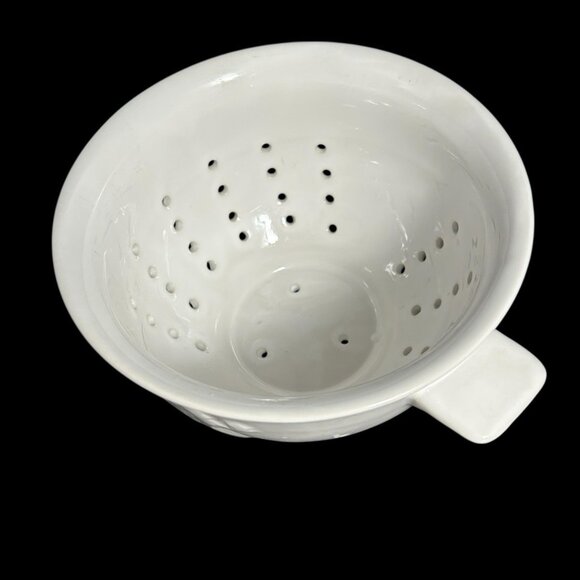 DesignPac Strawberry Patch Embossed White Ceramic Colander 8" Round w Handles - Picture 4 of 10